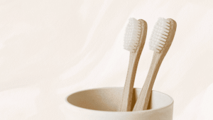 Bactérias nas escovas de dente: como evitar riscos à saúde bucal