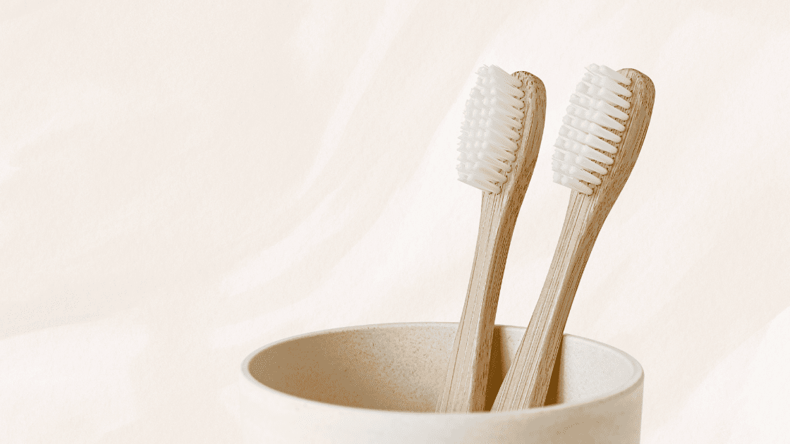 Bactérias nas escovas de dente: como evitar riscos à saúde bucal